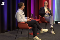 Wissenschaftsjournalist Jens Schröder and Prof. Björn Schumacher sitzen zusammen am Diskussionspodium